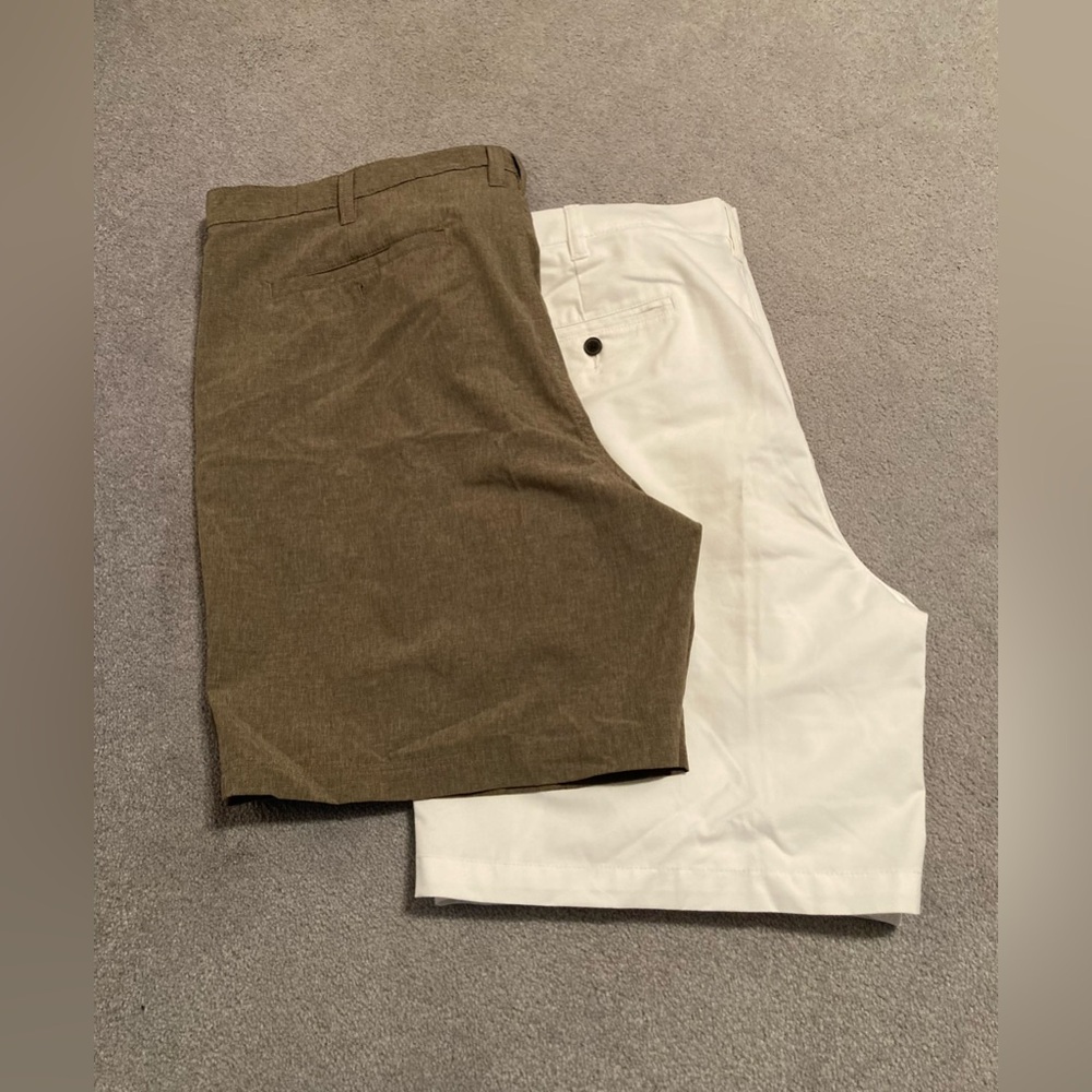 Lot of 2 pairs of Croft&Barrow men’s shorts. Size 42. 1 white, 1 brown heather.